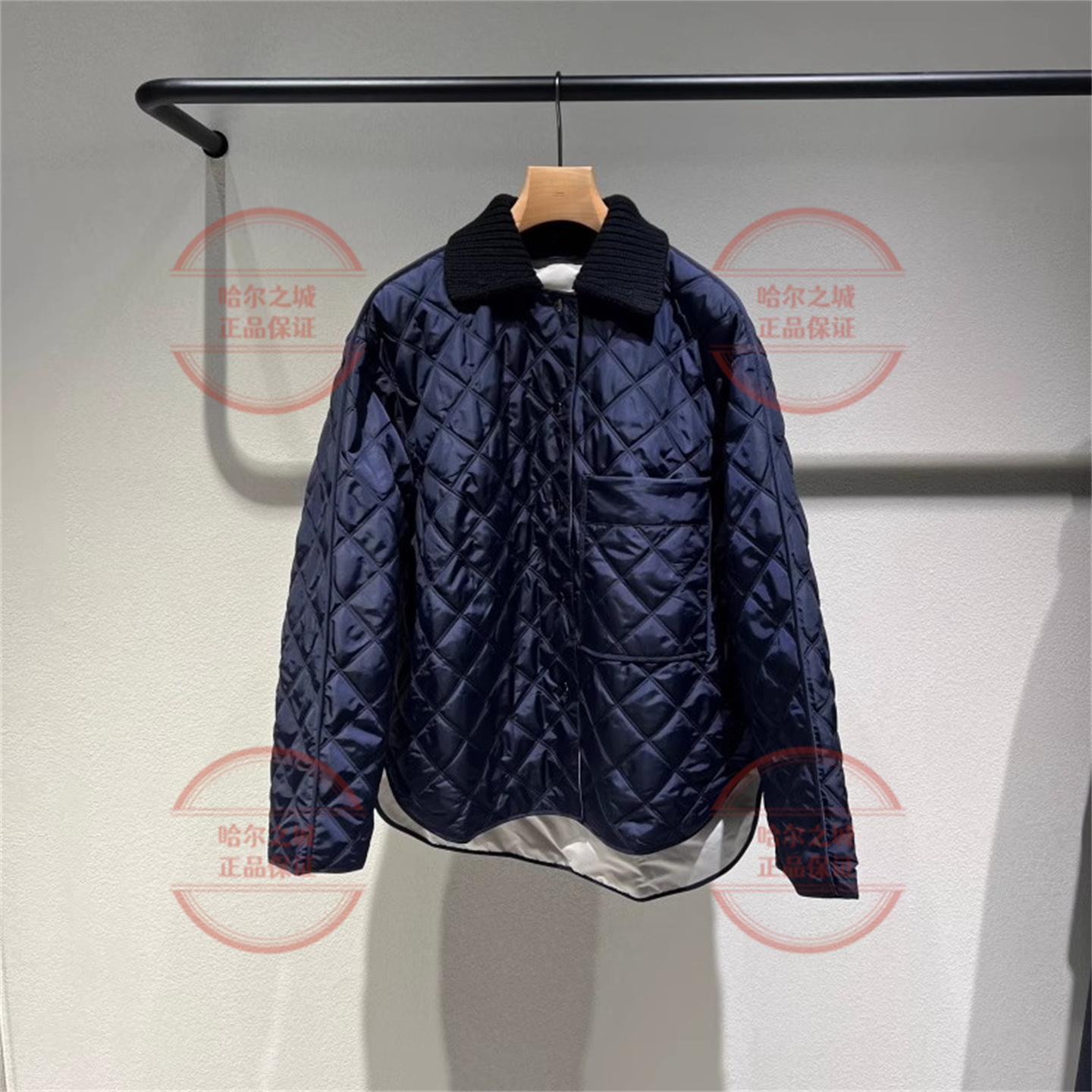 菱格形藏青夹克衫翻领