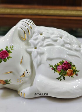 英国产Royal Albert皇家阿尔伯特骨瓷老镇玫瑰小猫香薰瓷偶摆件