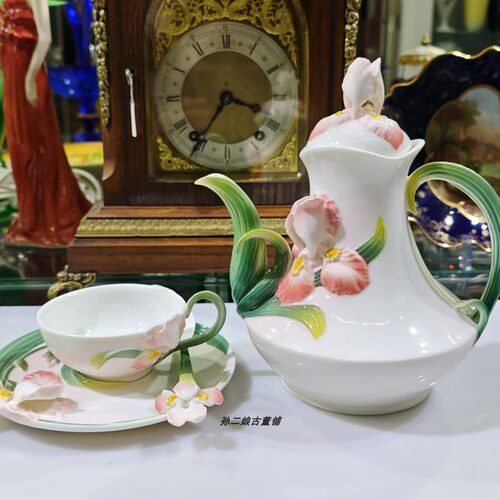 英国纯银鎏金浮雕花卉图案咖啡壶