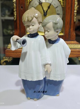 西班牙产Nao By Lladro雅致经典童趣唱诗班少年双人瓷偶宁静温馨