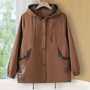 胖太太妈妈宽松遮肚夹克洋气大码中老年春装连帽风衣外套女200斤