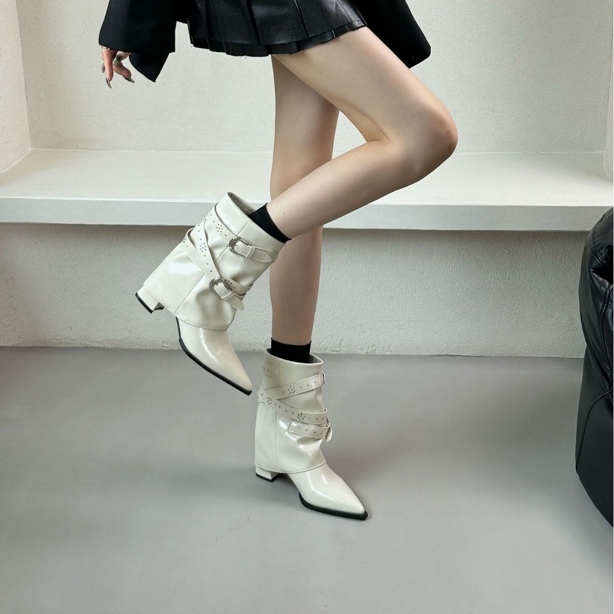 白色英伦风尖头粗高跟短靴