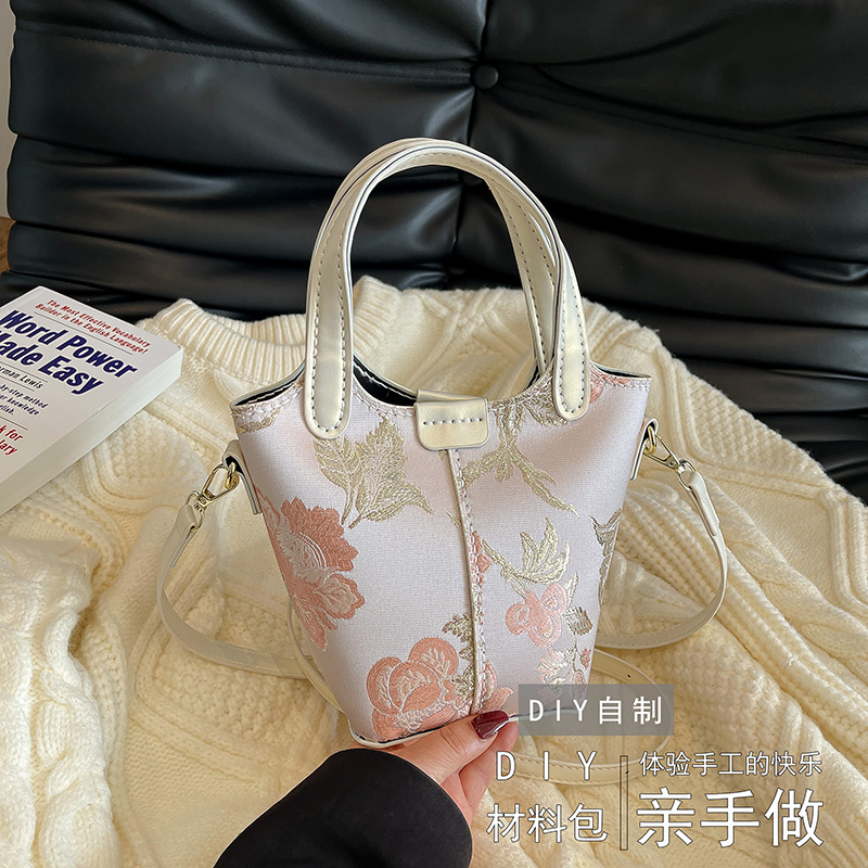 伴手礼手缝撞色国风水桶包