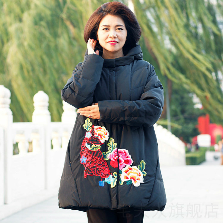 宅夫人绣花连帽妈妈装羽绒服加肥加大220斤加厚冬装中老年羽绒服