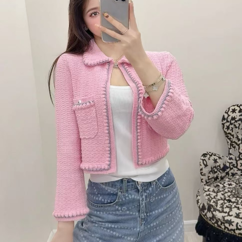 高端女装开衫女2025新款披肩珍珠扣小香风圆领粉嫩针织衫短外套