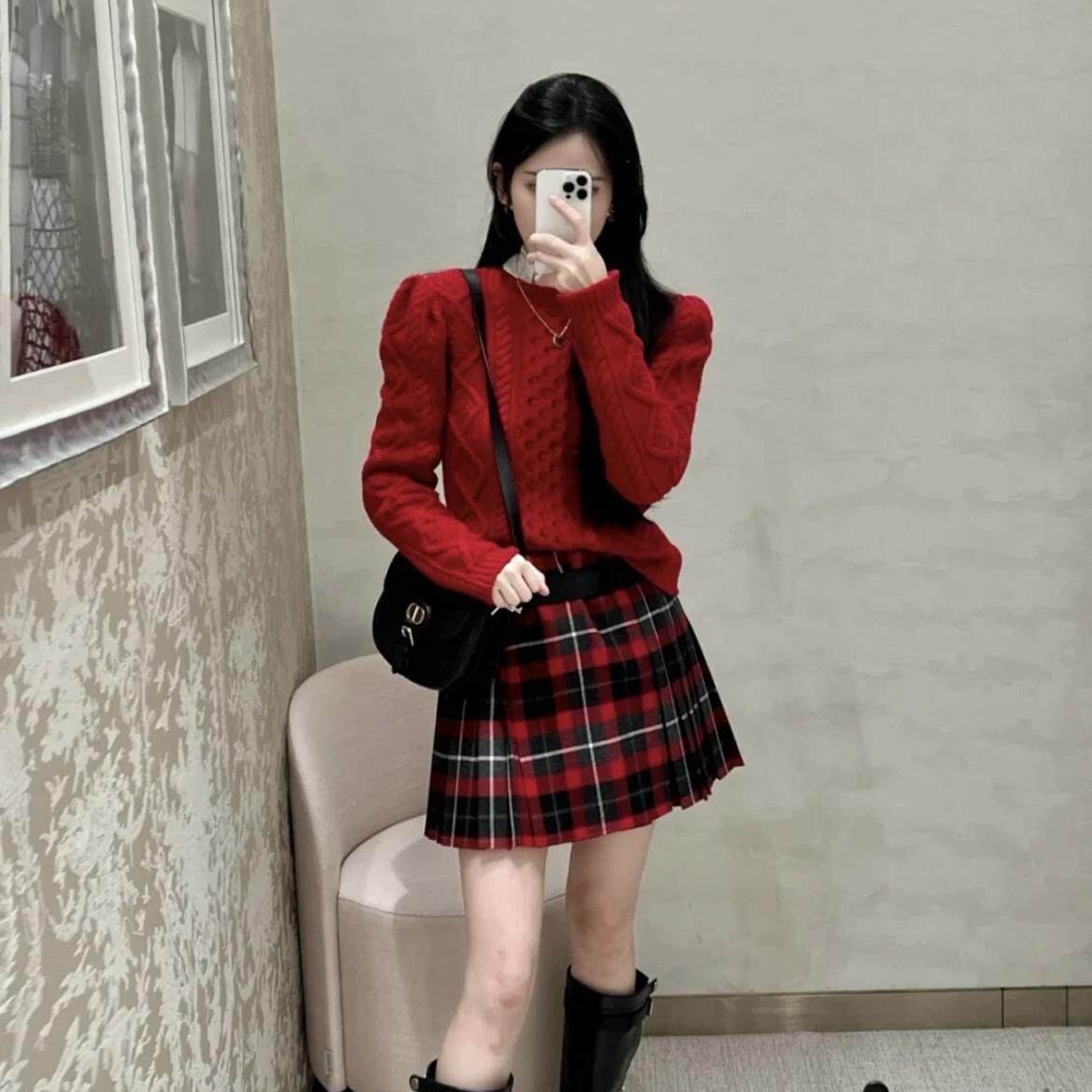 羊毛打底衫女泡泡袖小蜜蜂字母刺绣红色本命年修身毛衣新年战衣
