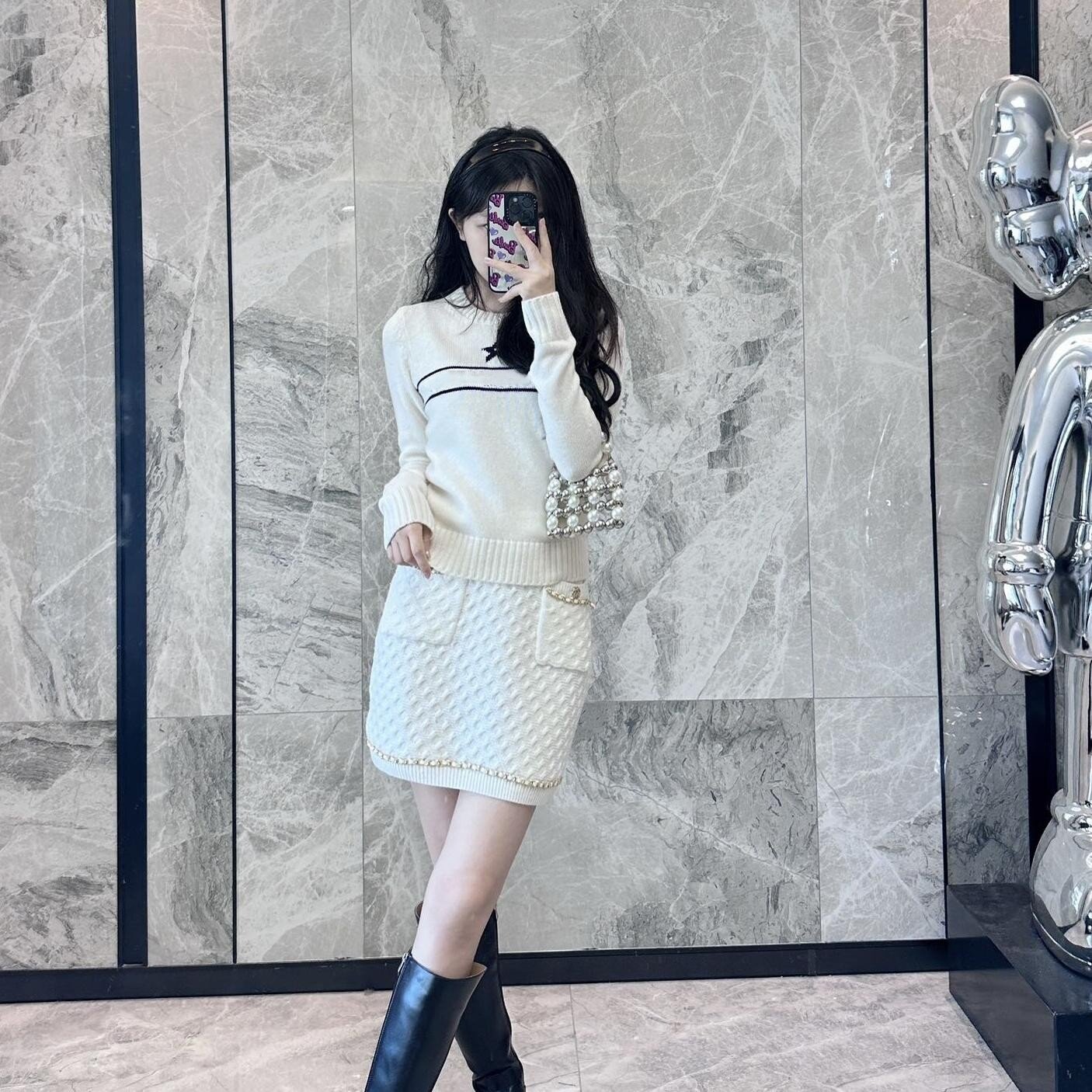 山羊绒打底衫女秋冬2026新款软糯上衣胸前字母刺绣长袖外穿针织衫