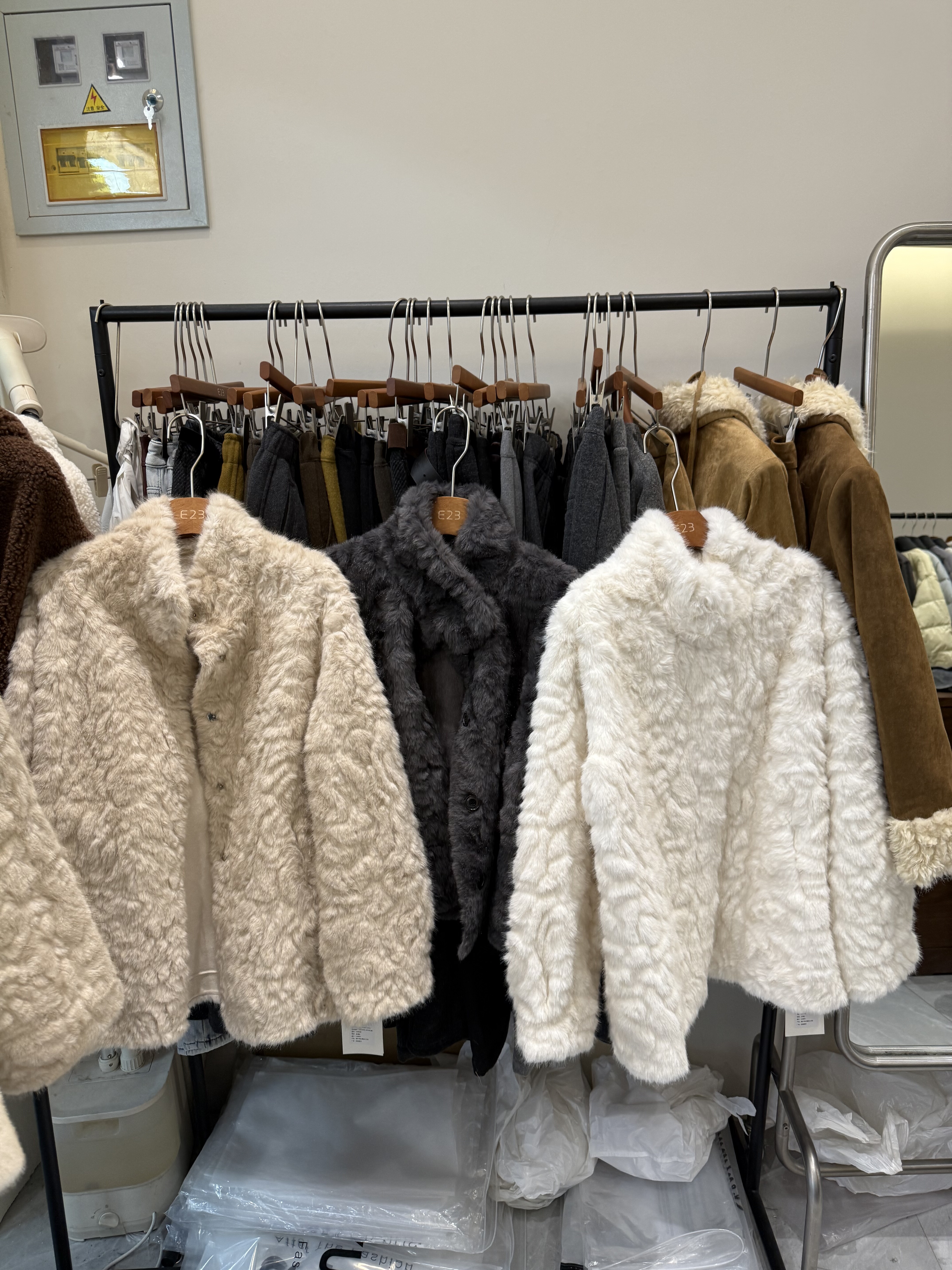 pinhan意法高品质韩版皮毛一体保暖宽松外套2025新款上衣女装