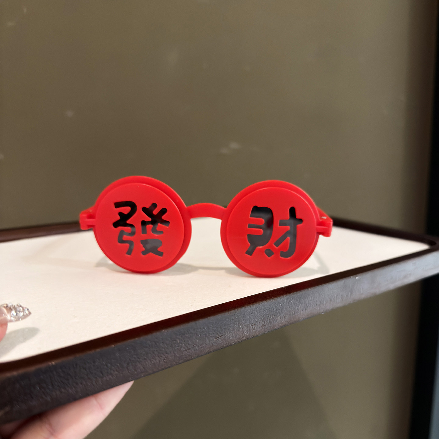 2026新年款搞怪翻盖發财红色圆框儿童太阳眼镜拍照道具凹造型墨镜