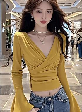 黄色交叉设计感V领喇叭袖T恤女秋冬性感独特收腰显瘦绝美别致上衣