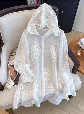 白色蕾丝绣花连帽防晒衬衫女夏装大码胖mm中长款微透上衣外搭罩衫