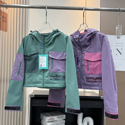 户外山系！撞色口袋宽松防泼水连帽短款登山服冲锋衣外套夹克女秋