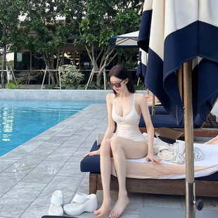 ins风 法式 白色纯欲坑条暗纹简约吊带交叉绑带海边度假温泉泳衣女