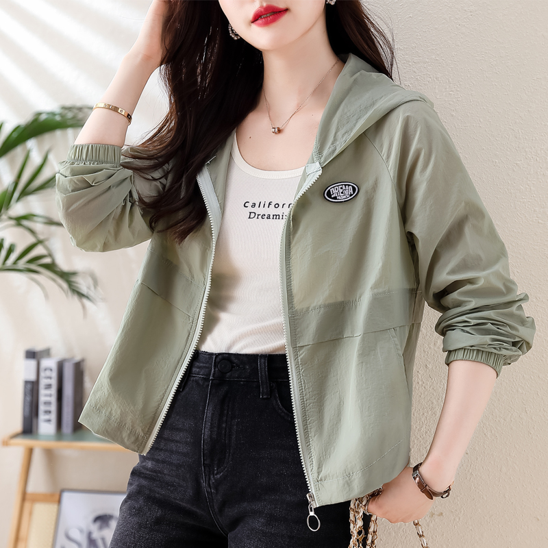 百搭短款轻薄透气连帽防晒衣夏季