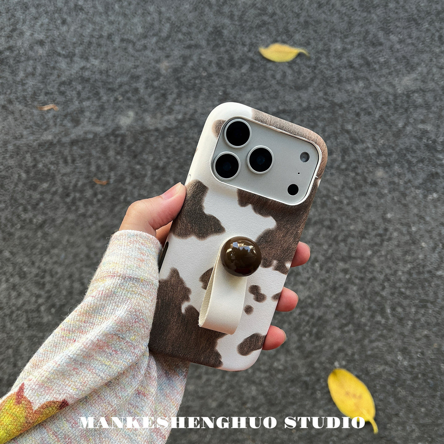 ins超火秋冬暖棕色奶牛纹指环扣苹果17手机壳适用iPhone16promax简约网红男女新款15pro巨好看14全包防
