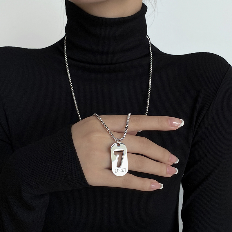 钛钢毛衣项链女秋冬小众设计感