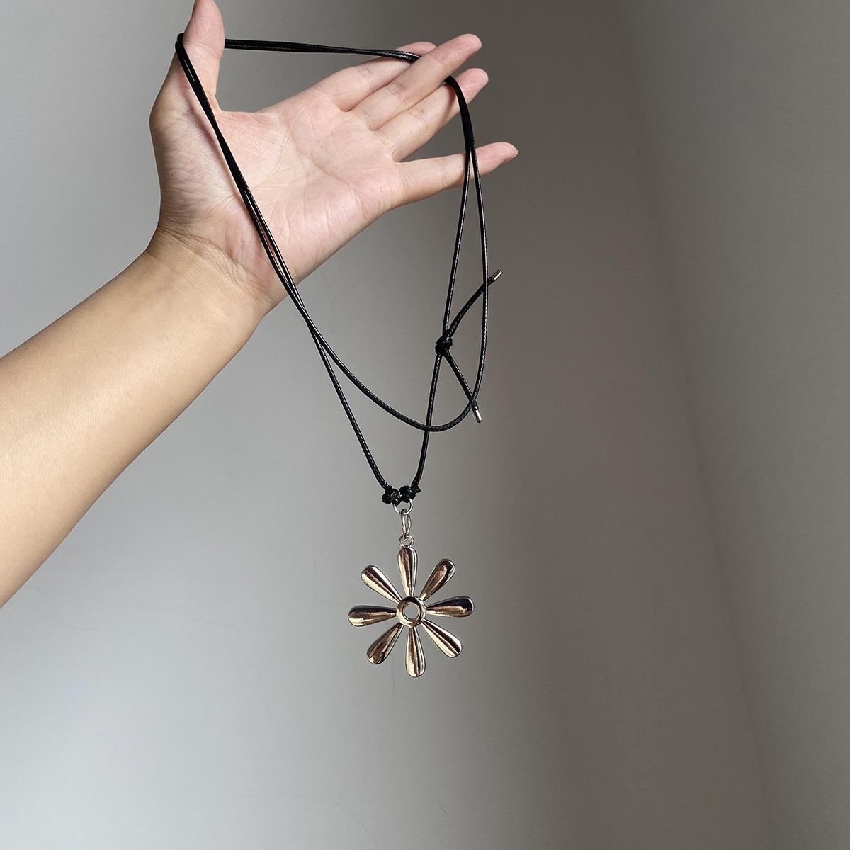 冷淡风长款皮绳银色花朵吊坠项链