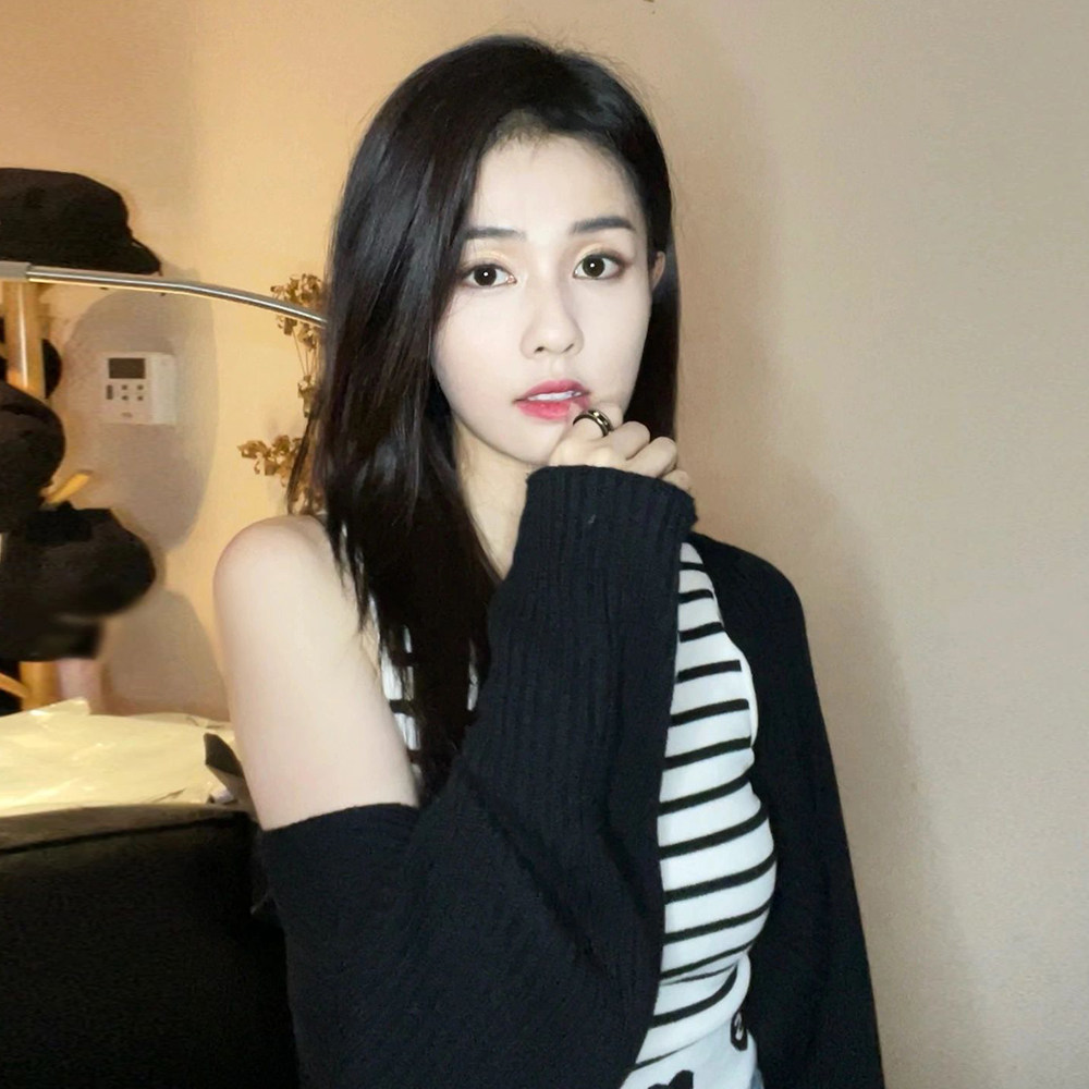 白鹿明星同款黑色针织开衫毛衣披肩罩衫女条纹背心两件套2022早春