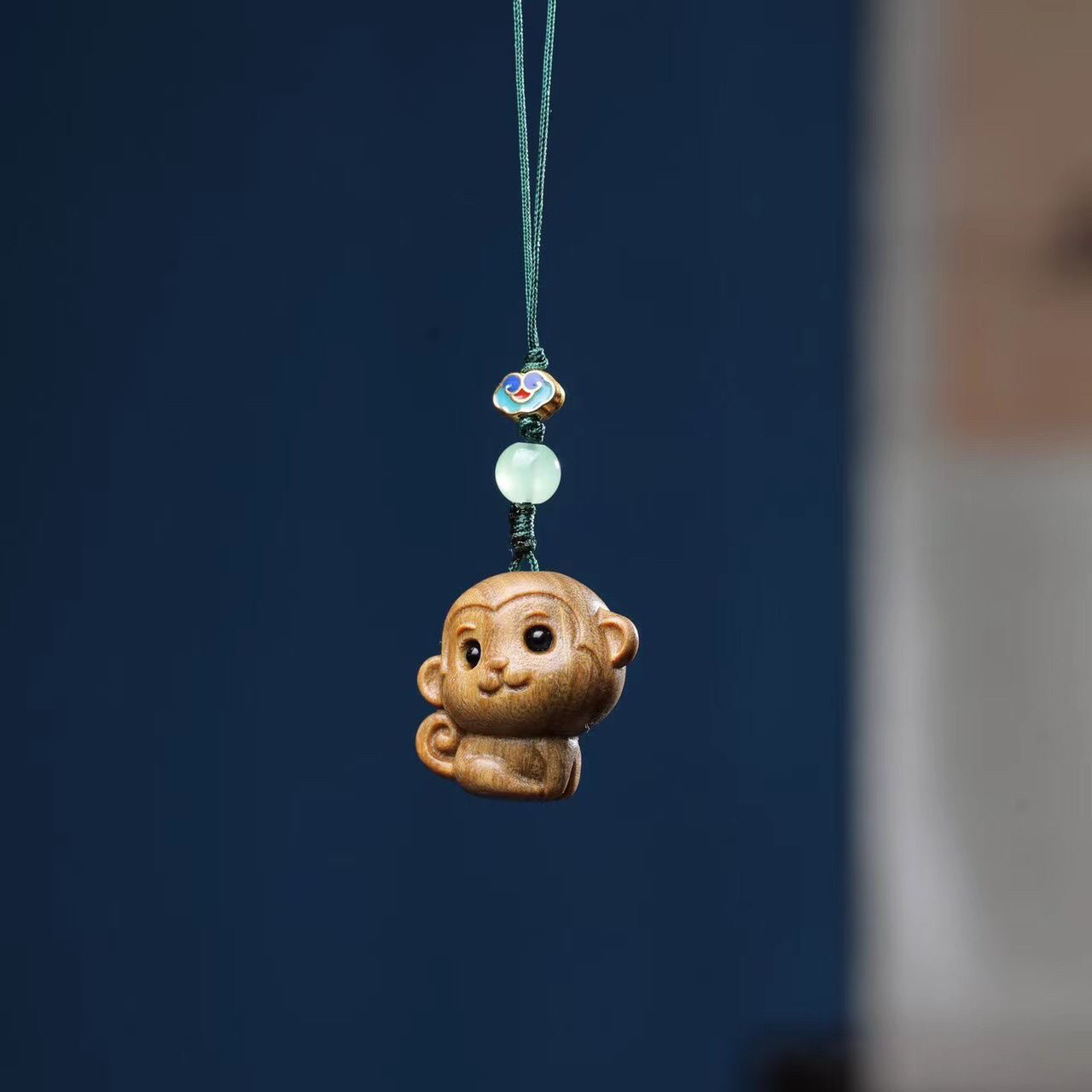 绿檀木雕萌猴手机挂链实木工艺可爱动物生肖小猴子钥匙扣包包挂件
