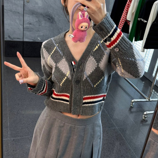 Trendy 女V领毛衣学院风小个子外套 Bazaar秋冬复古菱格纹针织开衫