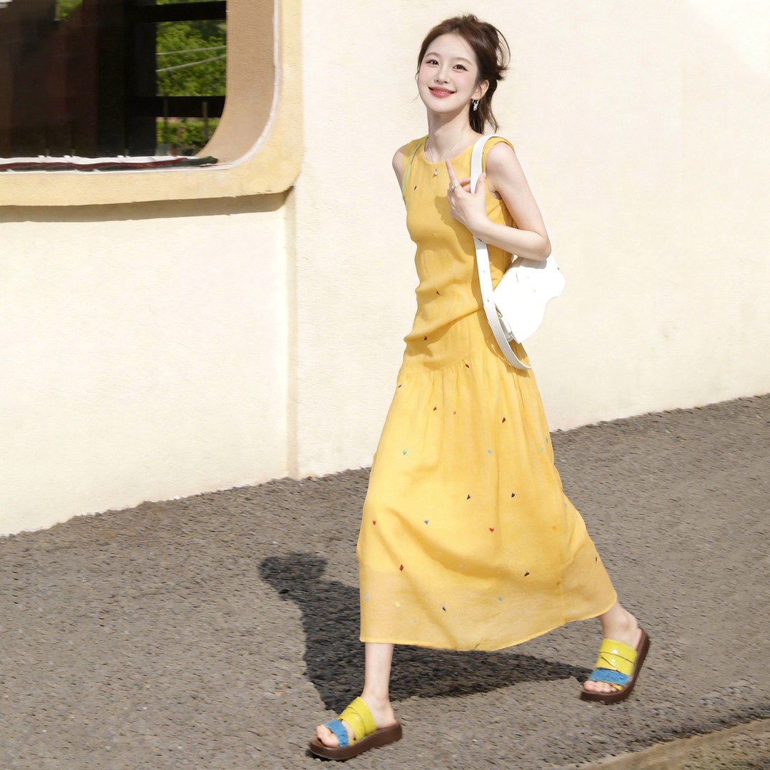 黄色爱心刺绣无袖连衣裙女2026夏装新款小个子多巴胺穿搭背心裙子