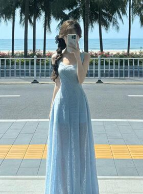 蓝色减龄吊带连衣裙女夏季法式设计感巨好看度假风修身收腰长裙子