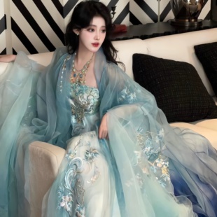 清冷风重工刺绣汉元素诃子大袖改良汉服套装写真摄影唐制齐胸超仙