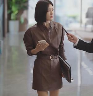 她秦岚管文同款 中长款 2025春秋款 修身 休闲皮衣连衣裙女 韩版 闪耀