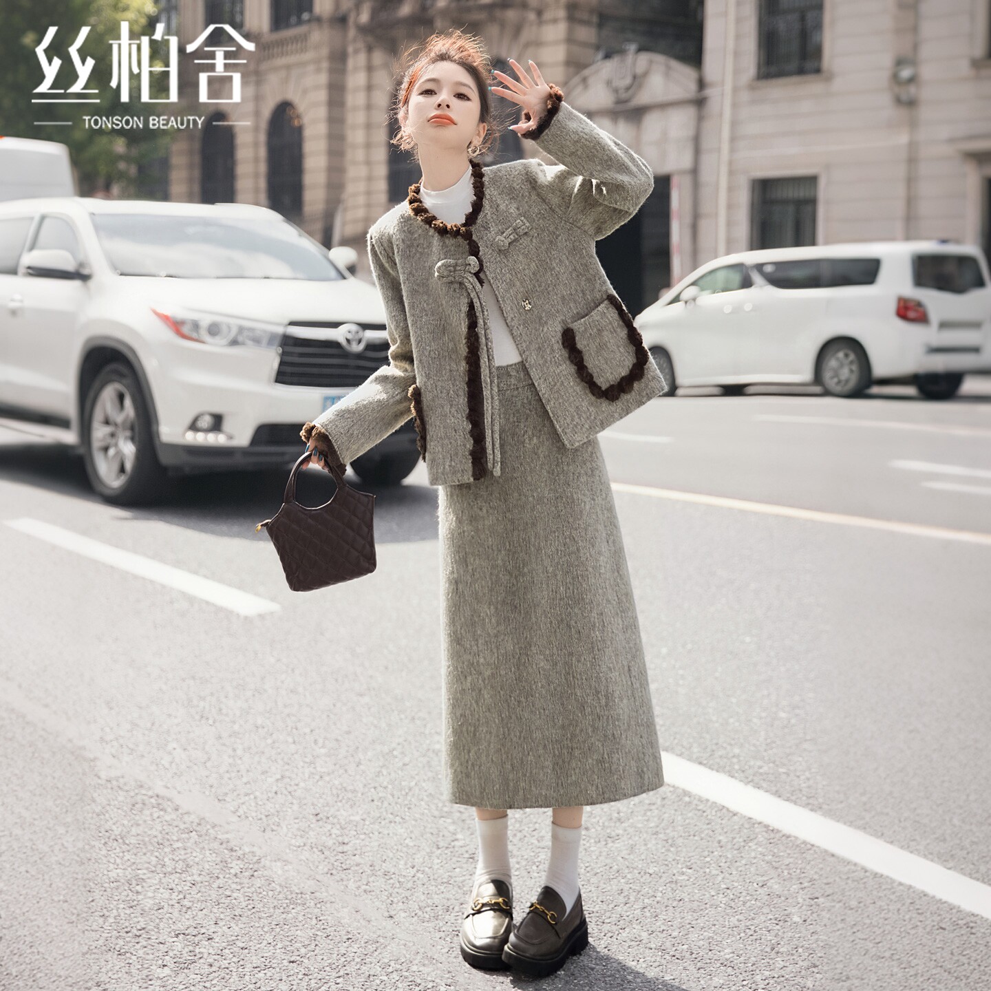 外套搭半身裙两件套时尚套装图片