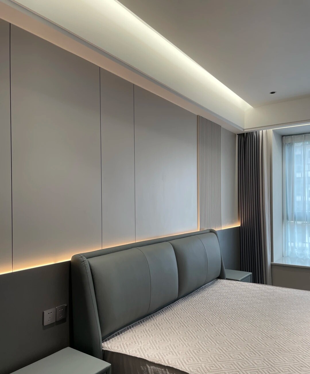 卧室背景墙 床头木饰面背景墙小七格同色格栅 奶油风净醛木饰面