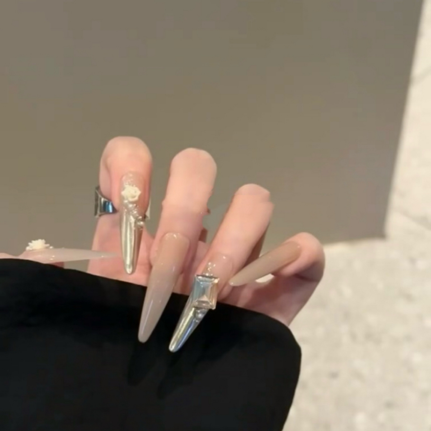 水漾裸奶白山茶花成品指甲