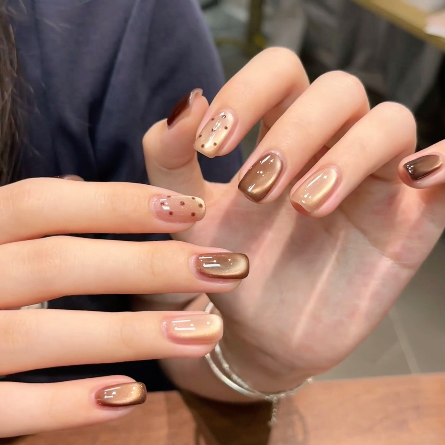 秋冬显白焦糖色猫眼波点假指甲