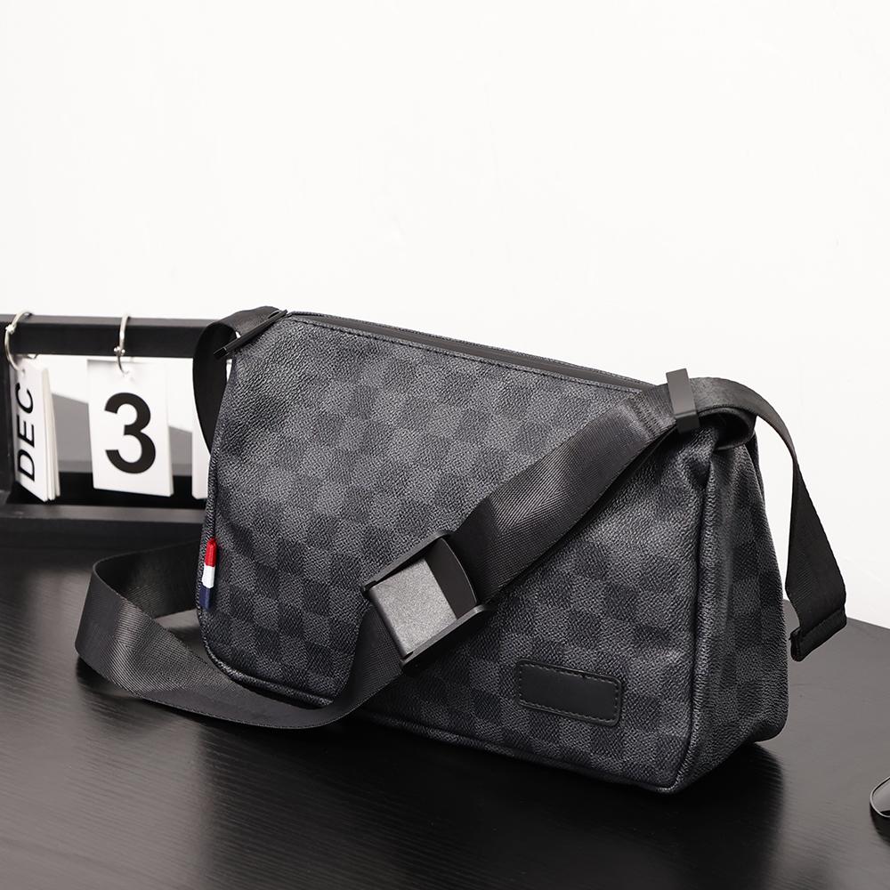 2024现货潮流男士单肩包潮牌经典格纹小挎包横款男包小包斜挎包后