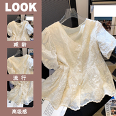 女夏 蕾丝上衣收腰遮肚娃娃衫 法式 重工刺绣镂空花朵V领裙摆泡泡袖