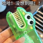 杯子长时间不刷就等于在喝脏水 小鳄鱼三合一杯盖刷奶瓶清洗刷子