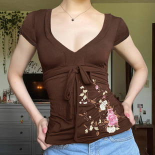 欧美甜辣风刺绣花卉棕色T恤女春夏性感V领小心机露脐针织百搭上衣