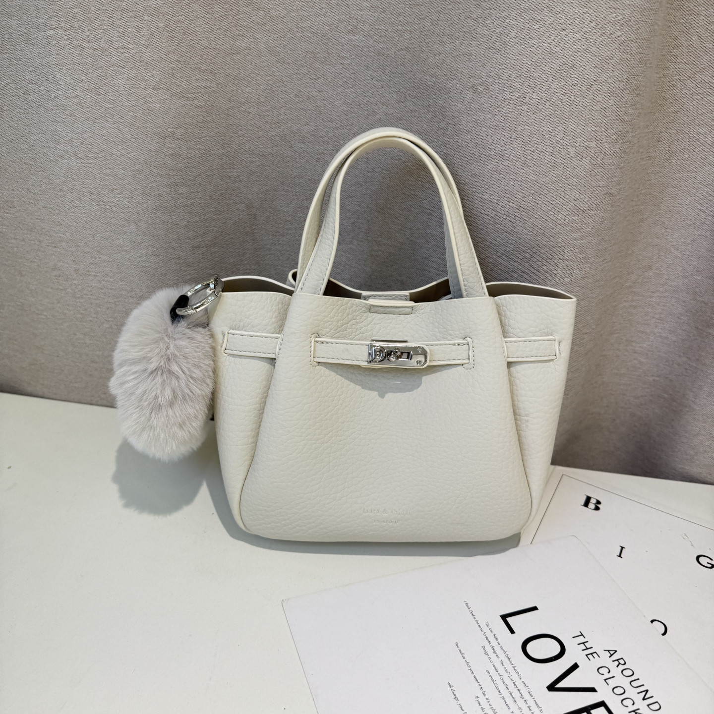 劳拉时黛荔枝纹锁扣手提包女2025新款毛绒挂饰菜篮子包