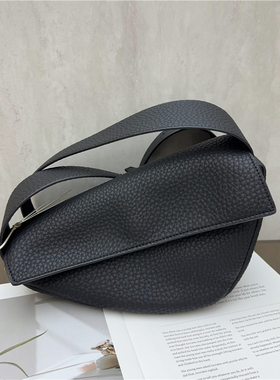 小众个性不规则腋下包2026软面质感荔枝纹三角包百搭宽肩带斜挎包