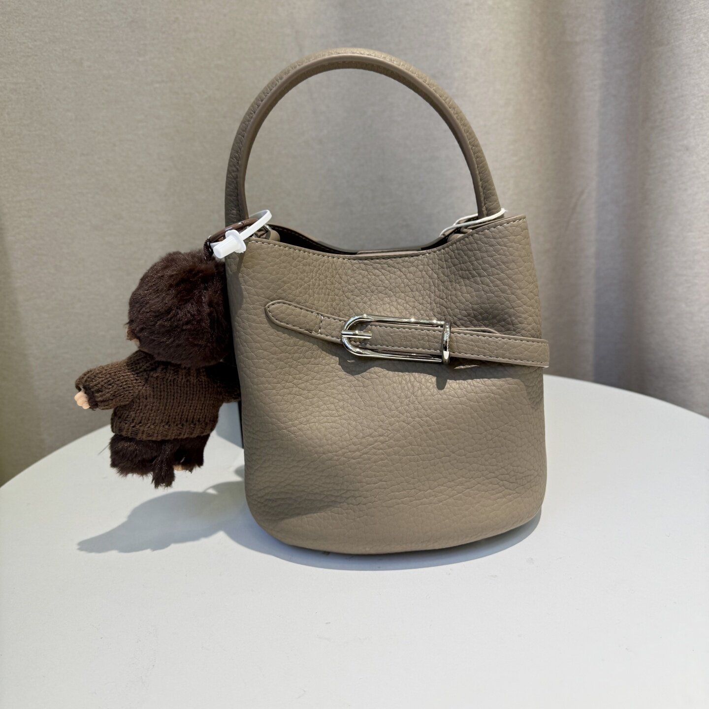 保黛名媛质感软皮荔枝纹水桶包2025新款百搭通勤高级感单肩斜挎包