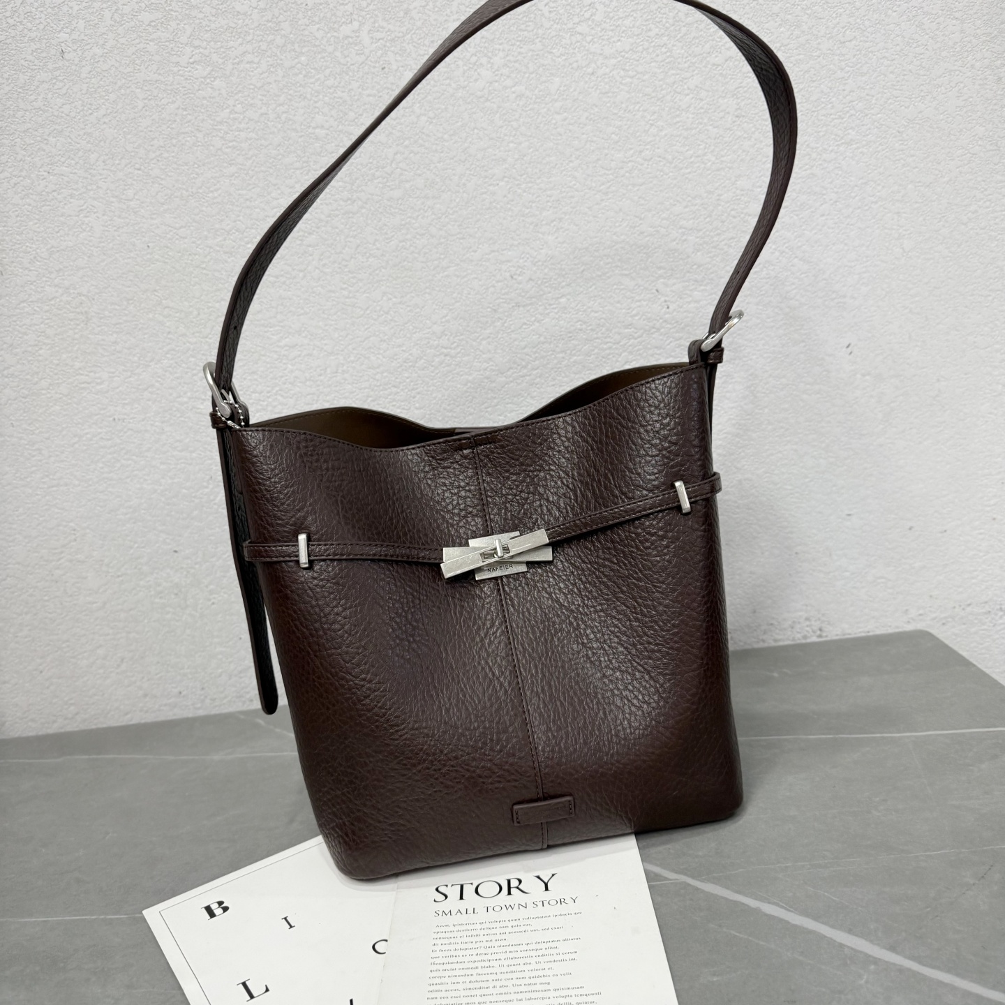 简约百搭软皮荔枝皮水桶包托特包2025新款质感皮带扣子母包斜挎包