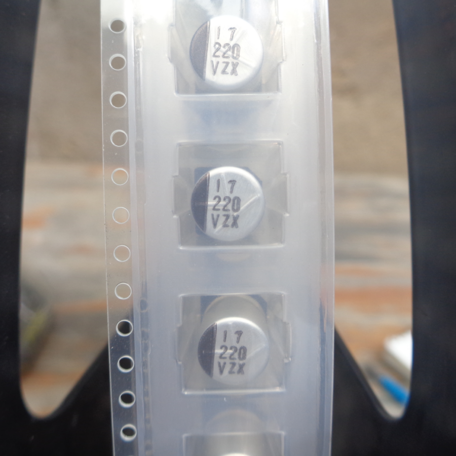 35CE220ZX+P 日本SUNCON 35V220UF 贴片 VZX高频低阻 8X10