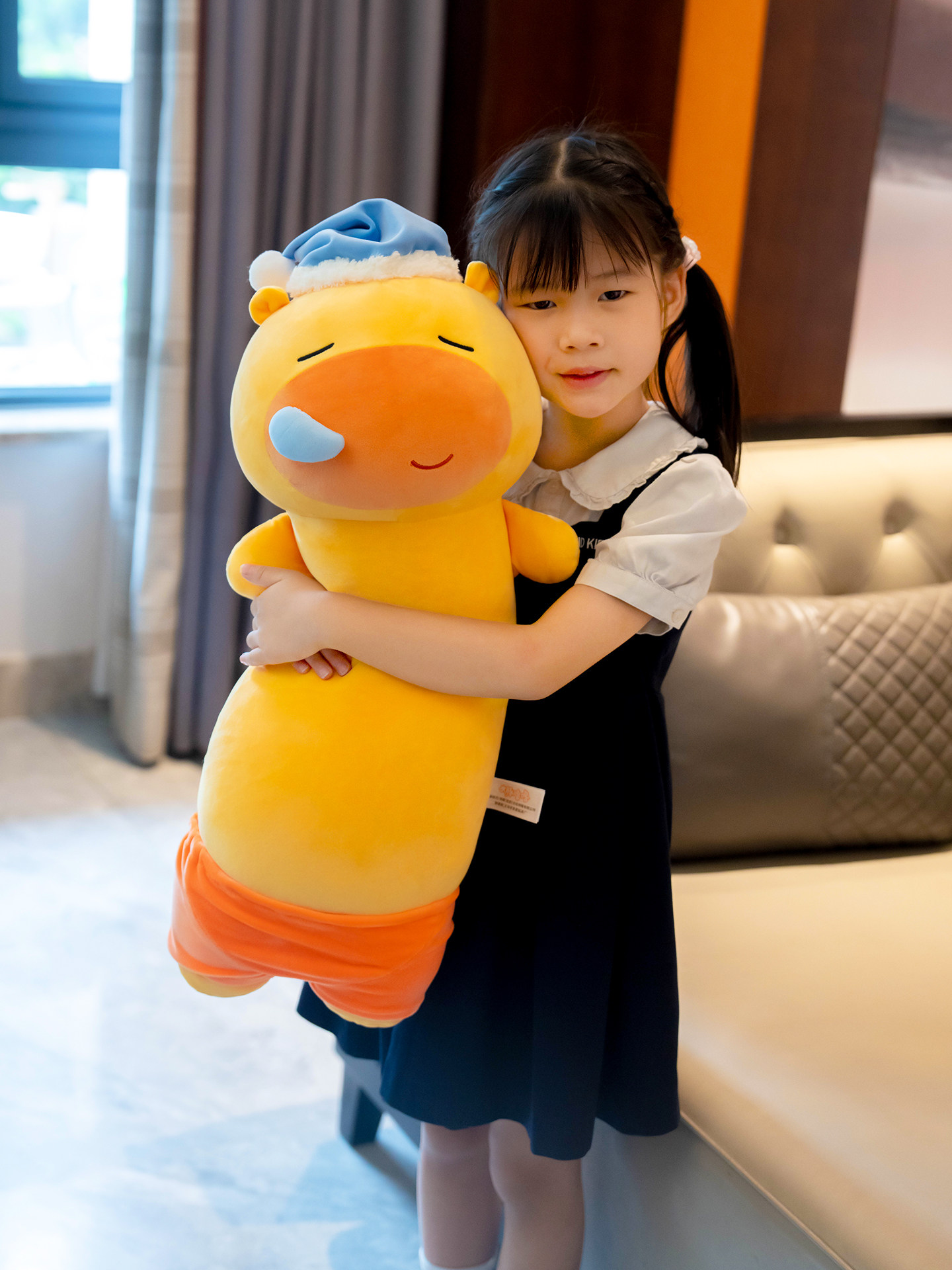 水豚噜噜长条抱枕靠垫办公室靠枕学生宿舍床上睡觉抱枕专用女生枕