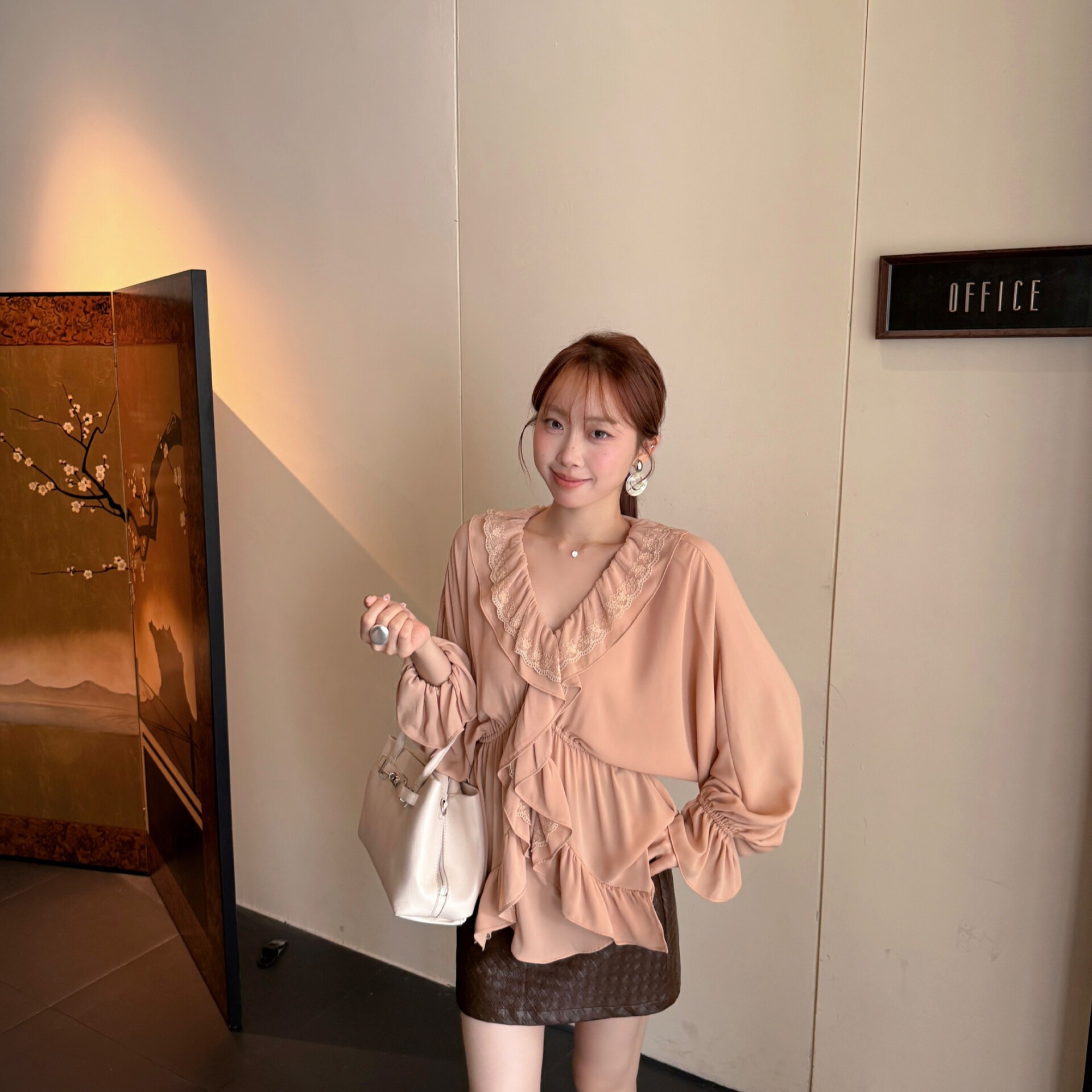 YOOMINI-26年早秋温柔领荷叶边蕾丝喇叭袖收腰轻上衣M60755-DSW