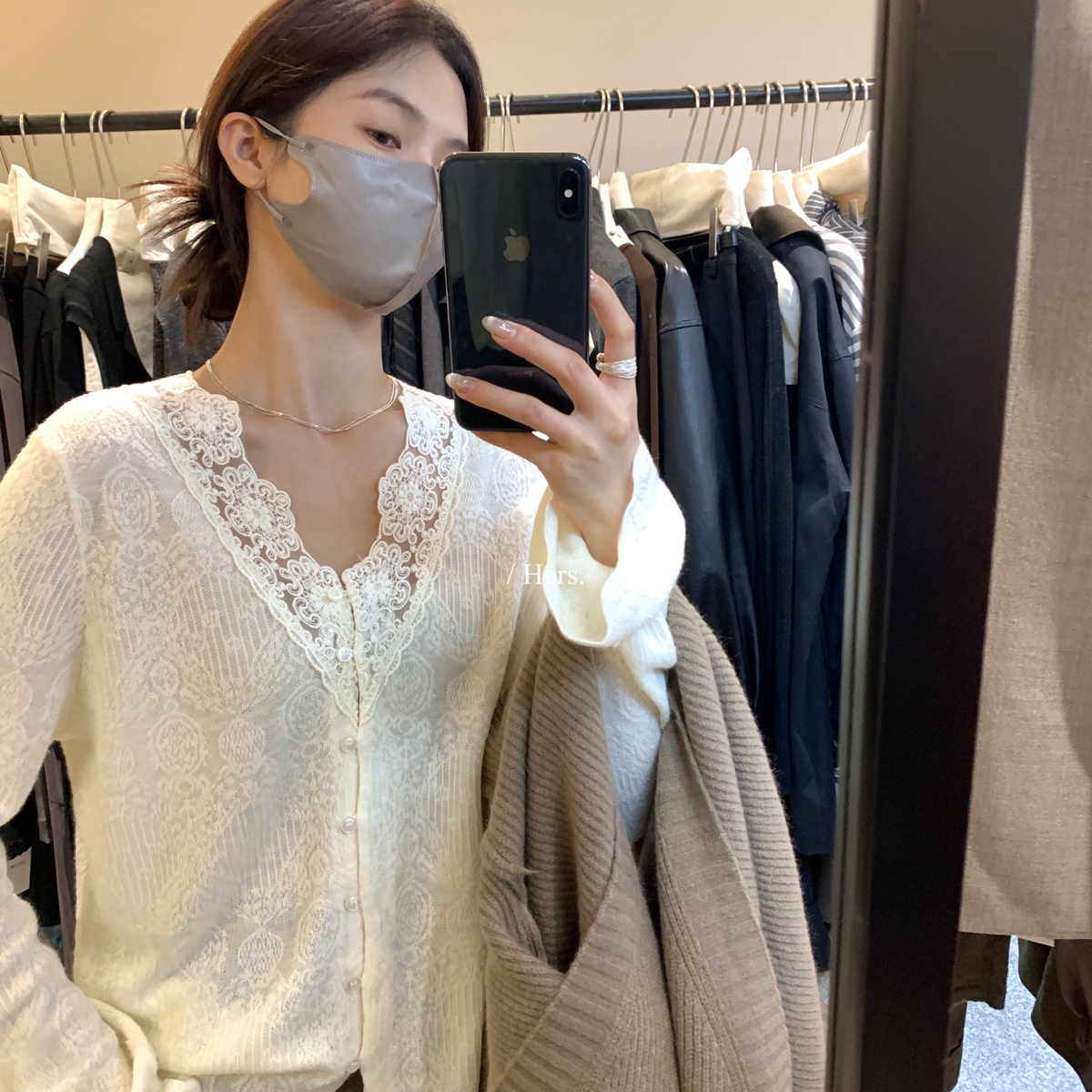 Hers2025秋上简约气质时尚小众小女人V领提花蕾丝拼接小衫92439