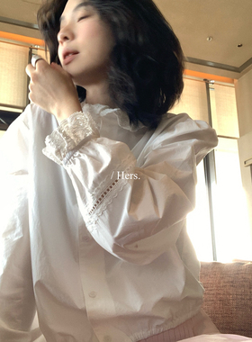 Hers-2026春上新简约日常贵时尚气感蕾丝拼接小花苞短款衬衫80278