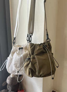 良汇轻量化水桶包日系极简主风ins小众潮流小包新抽绳褶皱斜挎包