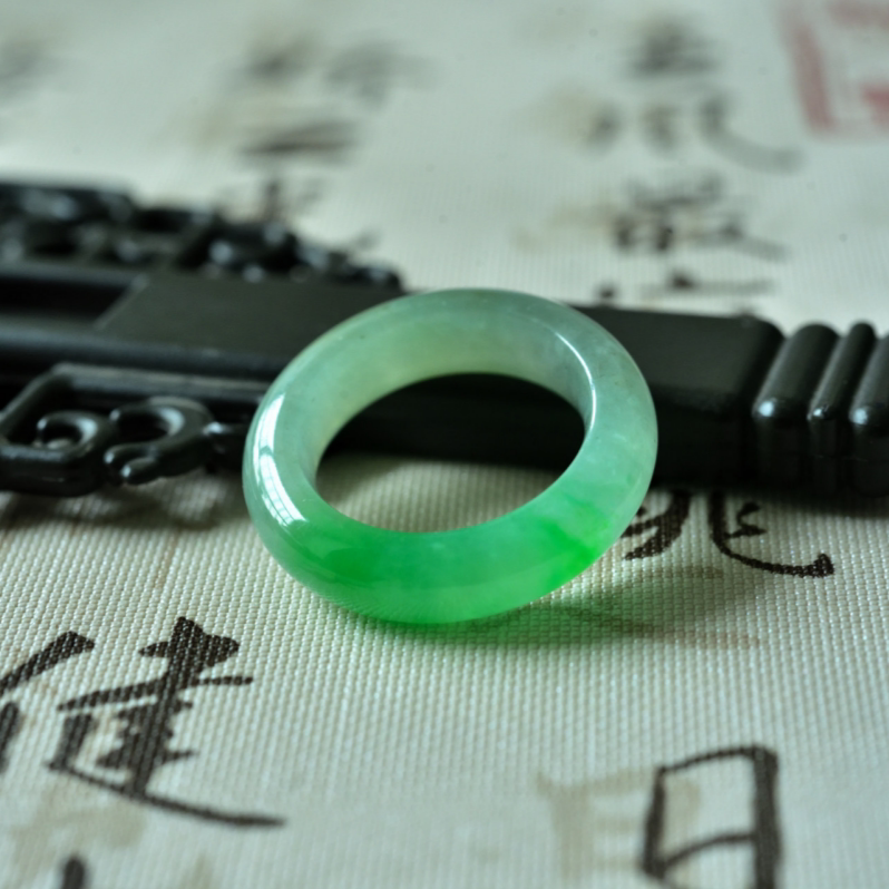 翡翠冰种飘绿帝王绿玉石戒指手饰图片