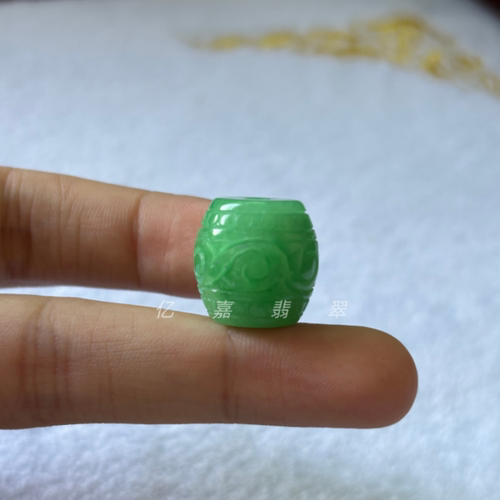 翡翠冰种阳绿浅绿色雕刻回纹桶珠