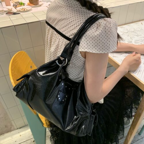 陈奶奶铆钉亮面皮质机车腋下包女