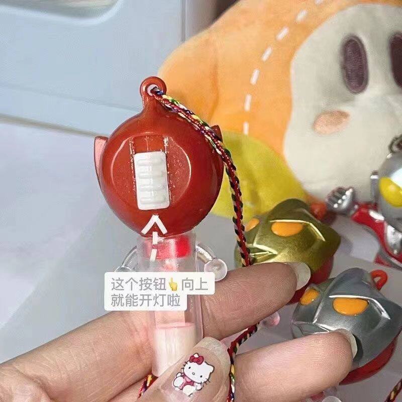 작은 빨간 책의 울트라맨 빛나는 휘파람 일본 애니메이션 옷걸이 그림 장난감 학생 소년 생일 선물